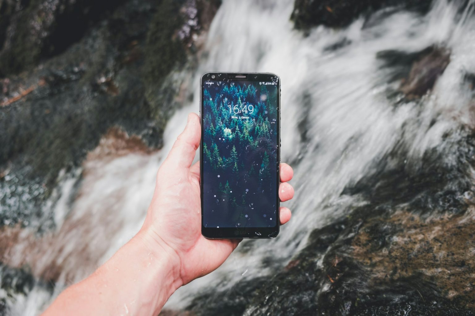 O que fazer se o seu celular cair na água? Dicas para recuperar o aparelho em casa