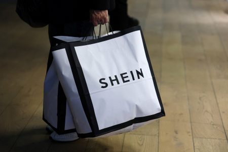 União Europeia investiga Shein por comercialização de produtos ilegais e interface de design potencialmente viciante