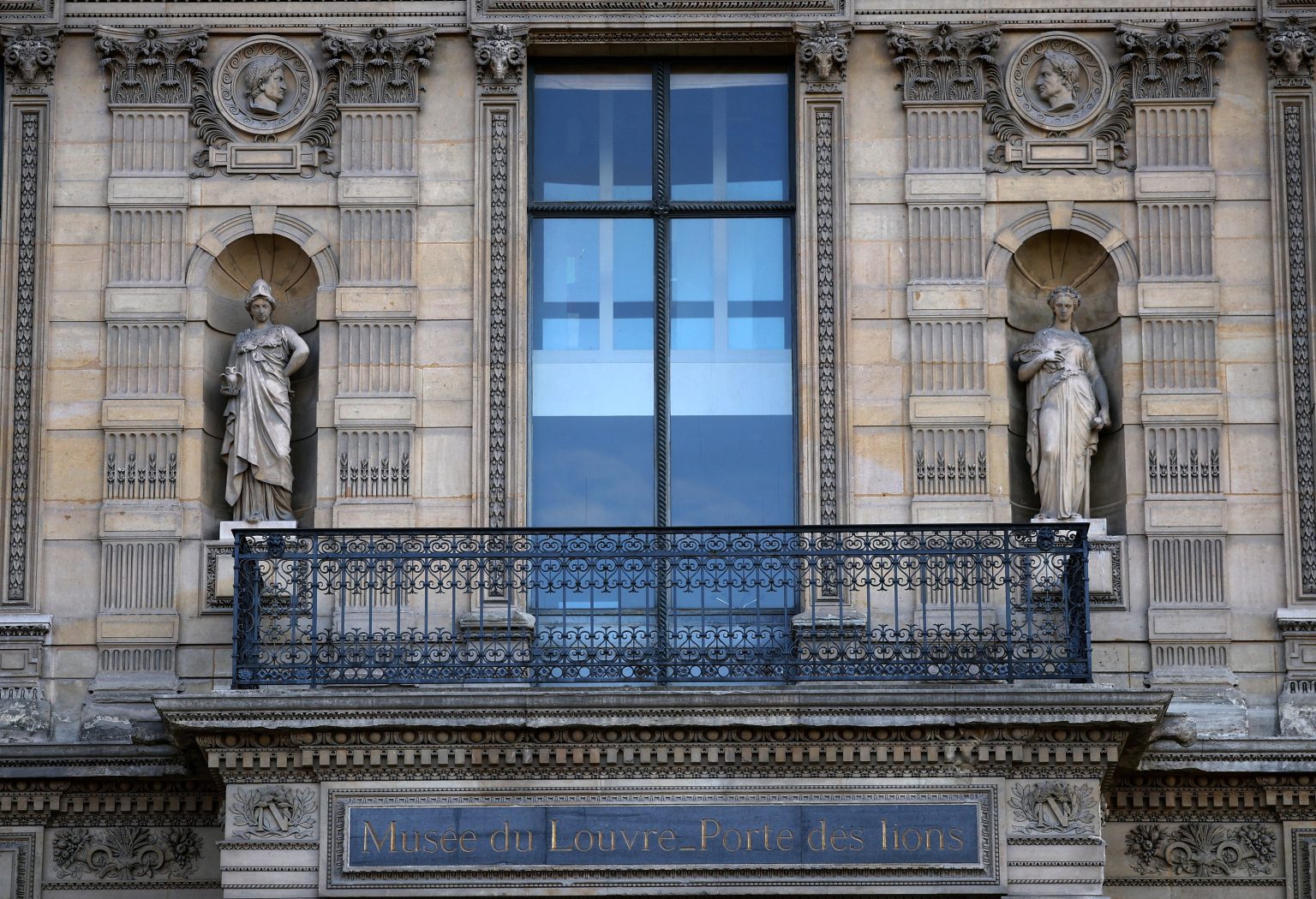 Vazamento de água atinge galeria de obras valiosas do Museu do Louvre sem afetar Mona Lisa