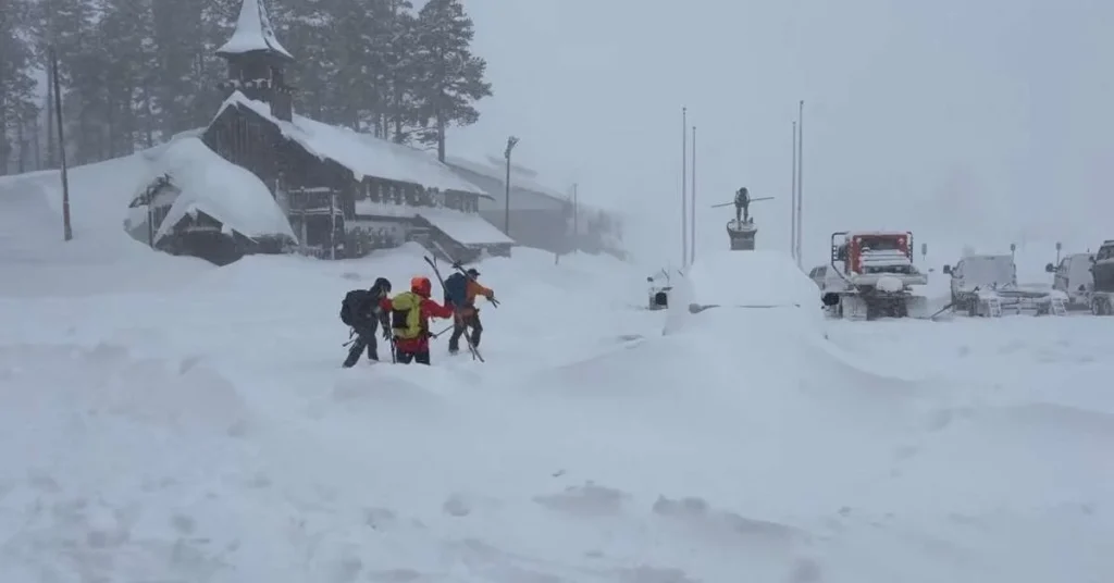Equipes de resgate trabalham em meio a tempestade de inverno para socorrer seis sobreviventes de avalanche na Califórnia enquanto nove pessoas seguem desaparecidas
