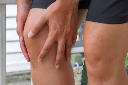 Dor no joelho requer avaliação médica em casos de trauma ou sintomas persistentes