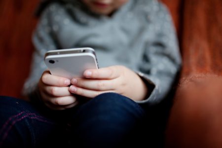 Espanha abre investigação contra X, Meta e TikTok por material de abuso sexual infantil gerado por inteligência artificial