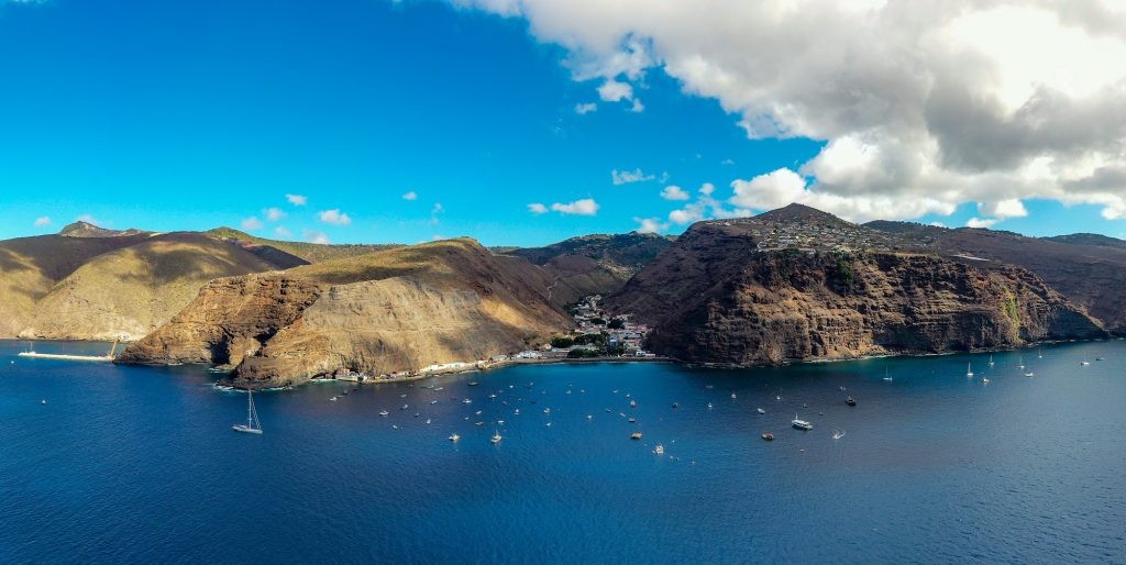 Ilha remota no Atlântico encerra único aeroporto por falta de segurança e deixa turistas retidos