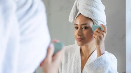 Dermatologista avalia eficácia de três métodos populares para reduzir inchaço facial divulgados em redes sociais