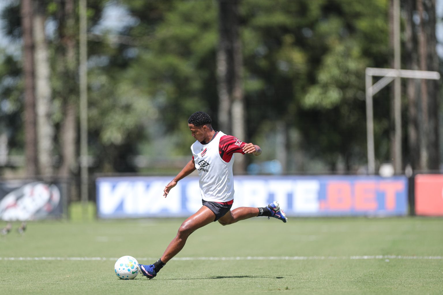 Isaac avança na recuperação física no Athletico e se aproxima do retorno aos gramados
