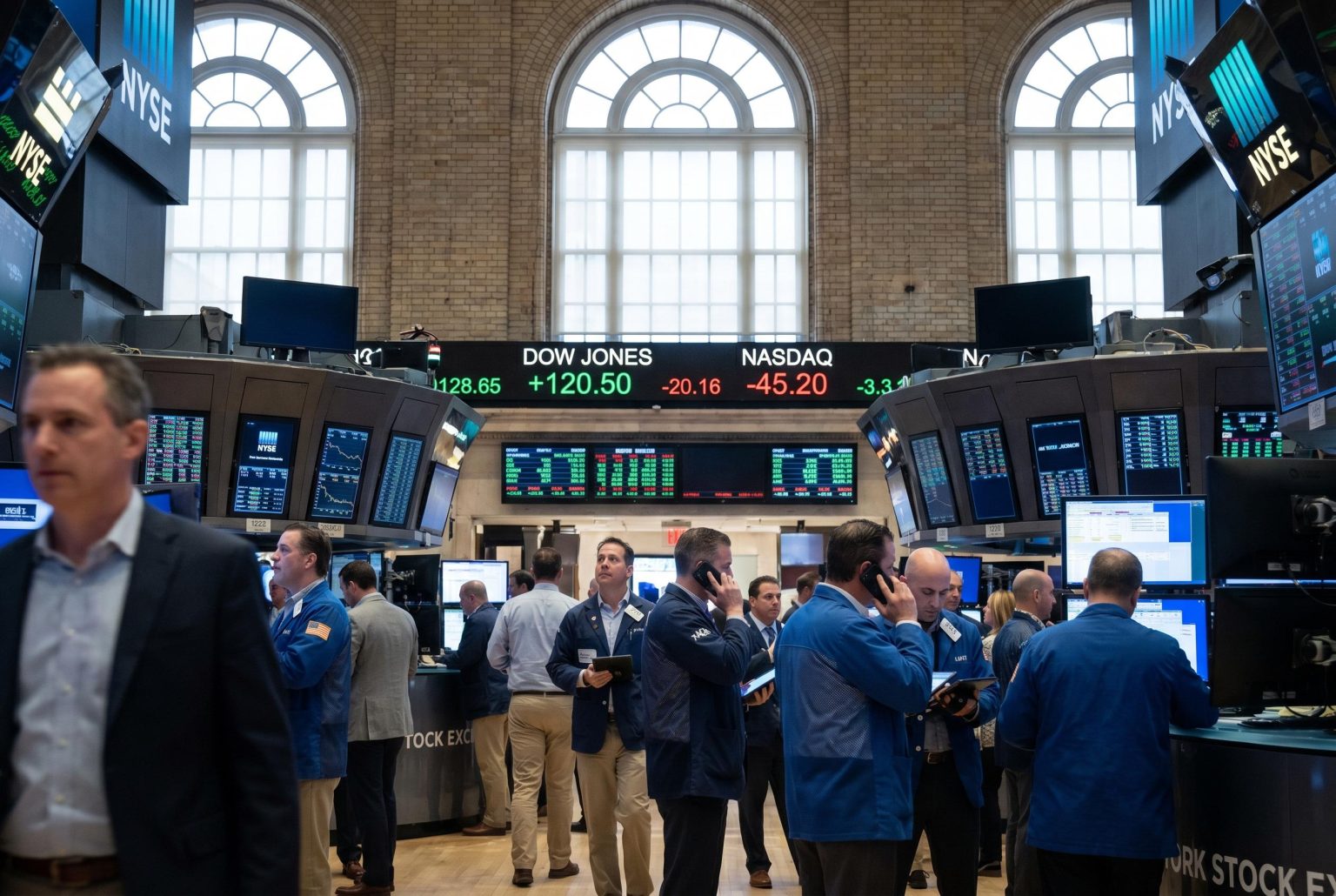 US stocks near new records as corporate earnings and oil prices influence market rally